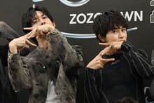 “Zポーズ”を左右に動かすリョウガとタクヤ。