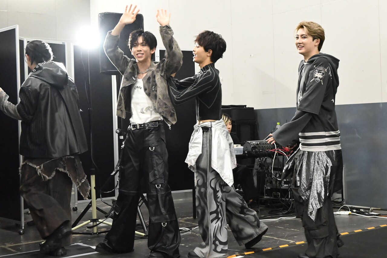 ギリギリまでカメラアピールするリョウガを袖に追いやるタクヤ。 - 超