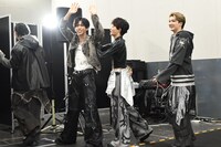 ギリギリまでカメラアピールするリョウガを袖に追いやるタクヤ。