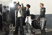 ギリギリまでカメラアピールするリョウガを袖に追いやるタクヤ。