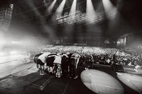 オーディエンスに向かって挨拶をするFACT。（Photo by Taka"nekoze photo"）