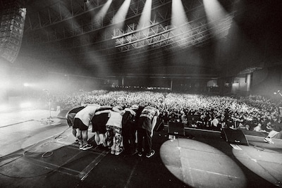 オーディエンスに向かって挨拶をするFACT。（Photo by Taka"nekoze photo"）