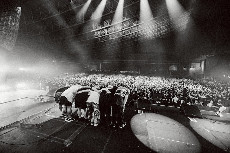 オーディエンスに向かって挨拶をするFACT。（Photo by Taka"nekoze photo"）