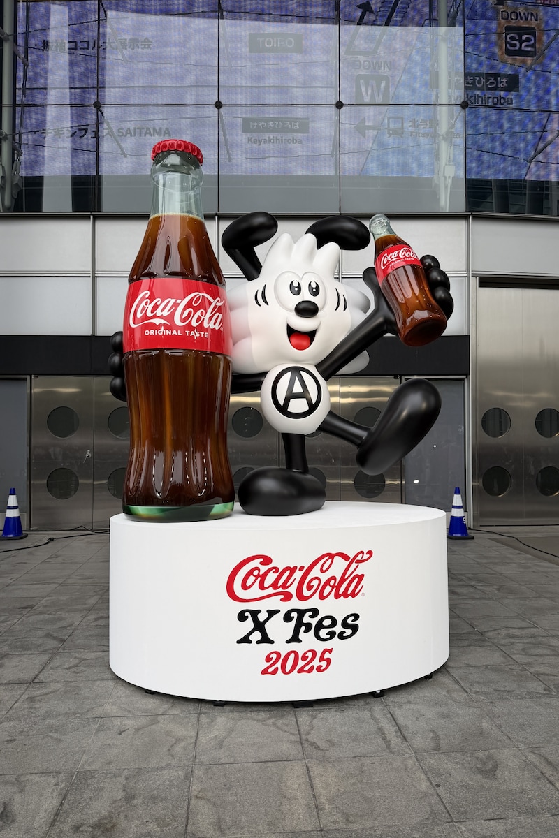 Vickと「コカ・コーラ」のコラボスタチュー。