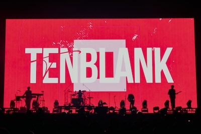 TENBLANKのパフォーマンスの様子。