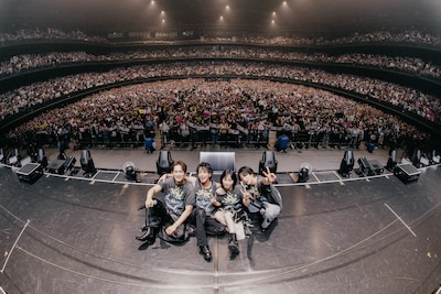 観客と写真を撮るTENBLANK。