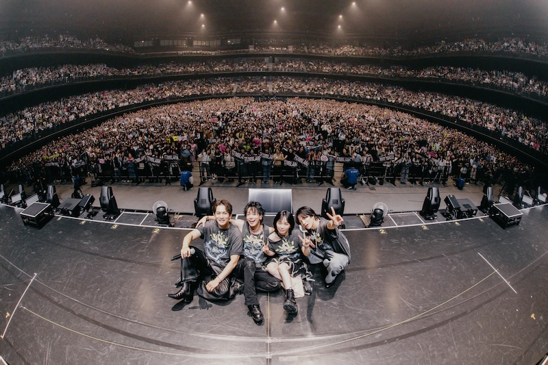 観客と写真を撮るTENBLANK。