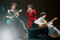 TENBLANKのパフォーマンスの様子。