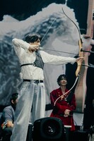 アーチェリーに挑戦する志尊淳。