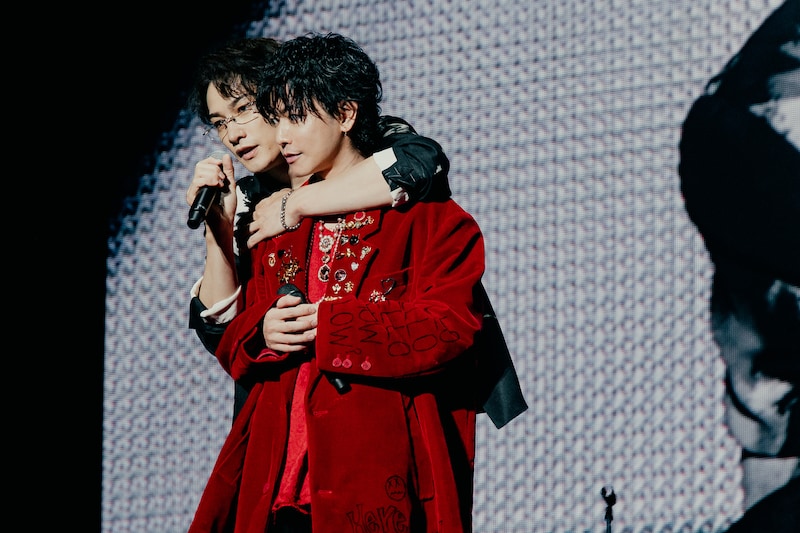 Netflixシリーズ「グラスハート」の名シーンを再現する町田啓太と佐藤健。