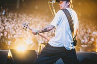 「ROCK-O-RAMA-THE END」よりThe BONEZのライブの様子。（撮影：西槇太一）