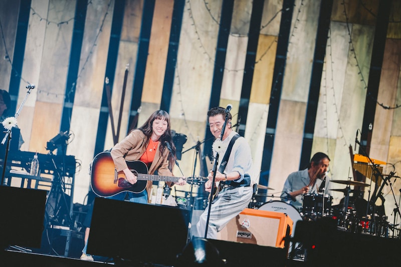 左からあいみょん、桑田佳祐。（撮影：西槇太一）