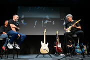 吉川晃司とFenderのマスタービルダーであるポール・ウォーラーによる「MEET THE MASTER BUILDERS」の様子。