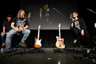 HISASHI（GLAY）とFenderのマスタービルダーであるアンディ・ヒックスによる「MEET THE MASTER BUILDERS」の様子。
