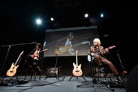 Ken（L'Arc-en-Ciel）と春畑道哉（TUBE）。