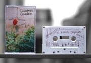 Grandma's Garden「Sweet Dystopian Daydreams」カセットテープのパッケージ。