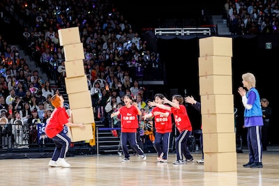 「ダンボール宅配リレー」の様子。