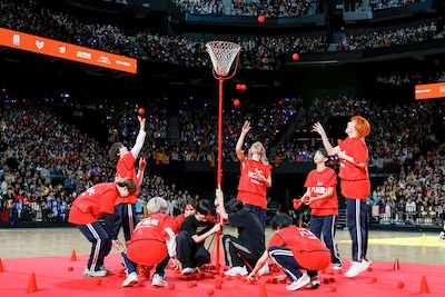 「ダンシング玉入れ」の様子。