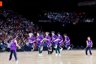 「大縄跳び」の様子。