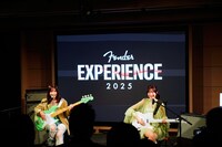 SILENT SIRENの山内あいな（B）、すぅ（Vo, G）。