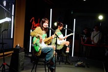 SILENT SIRENの山内あいな（B）、すぅ（Vo, G）。