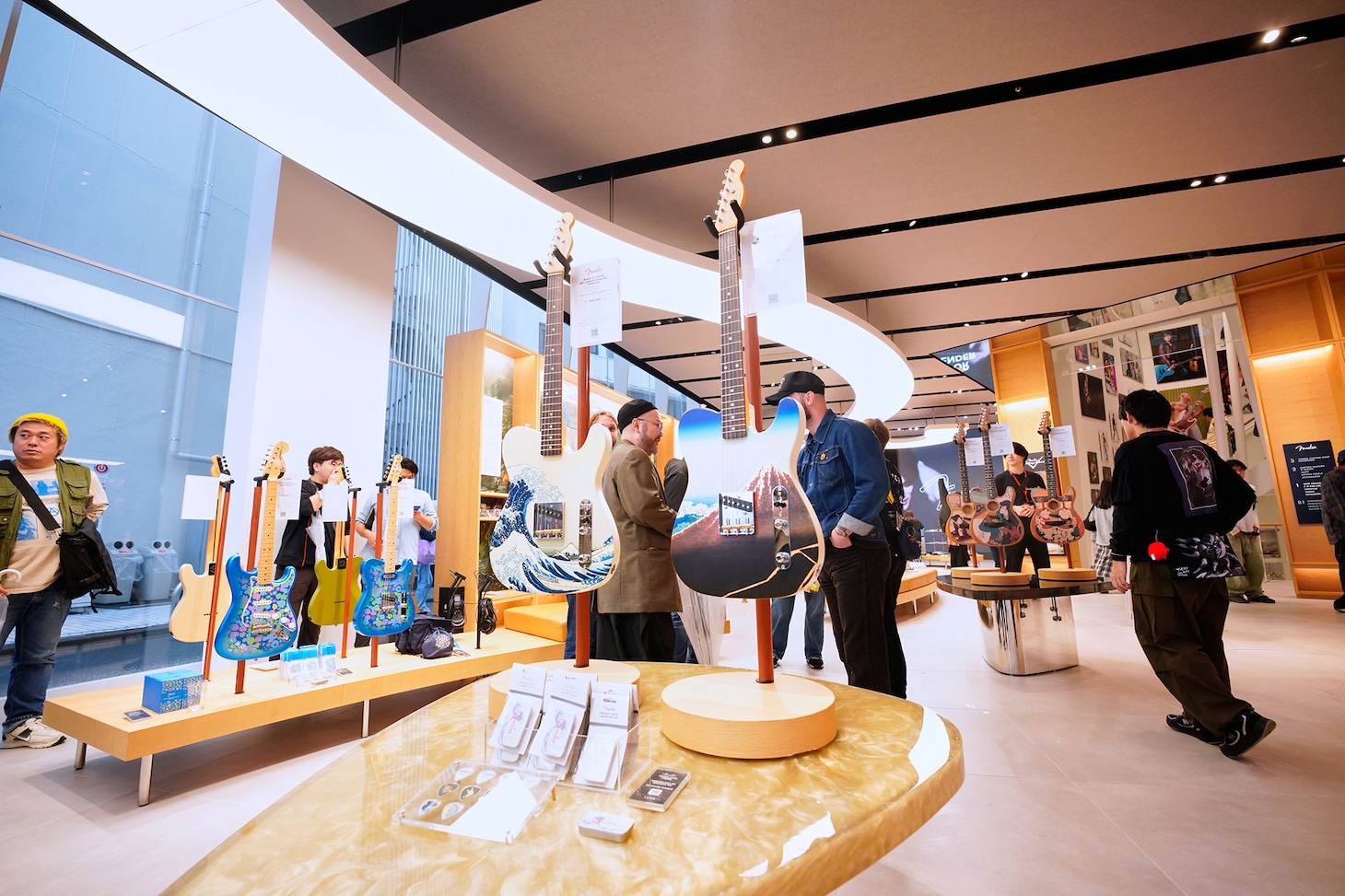 FENDER FLAGSHIP TOKYOに展示されたFenderの楽器。