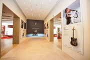 FENDER FLAGSHIP TOKYOに展示されたFenderの楽器。