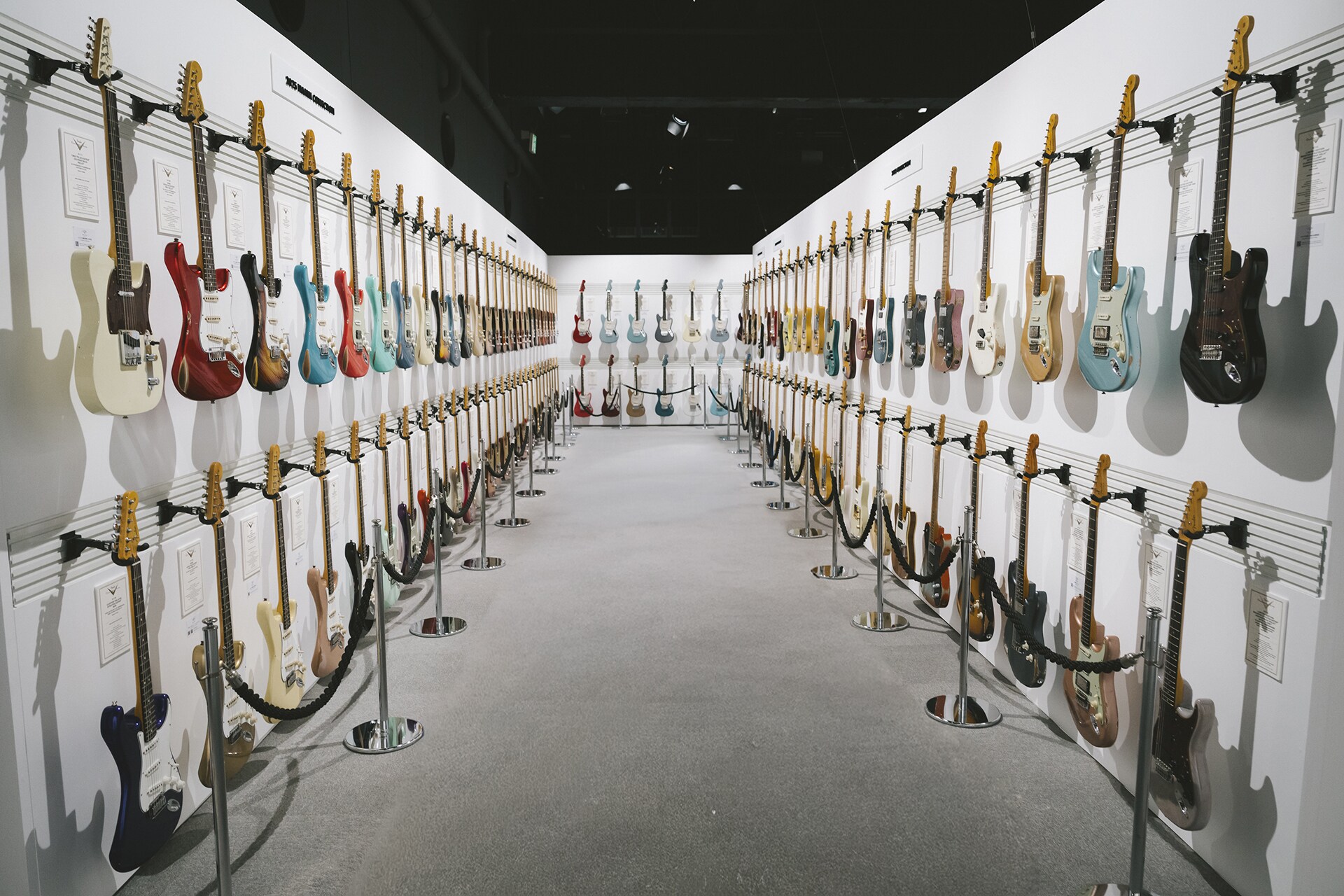 ラフォーレミュージアム原宿に展示されたFenderの楽器。 [画像
