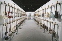 ラフォーレミュージアム原宿に展示されたFenderの楽器。