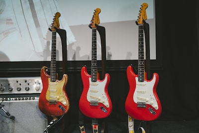 鈴木茂のトレードマークであるフィエスタレッドのストラトキャスター。