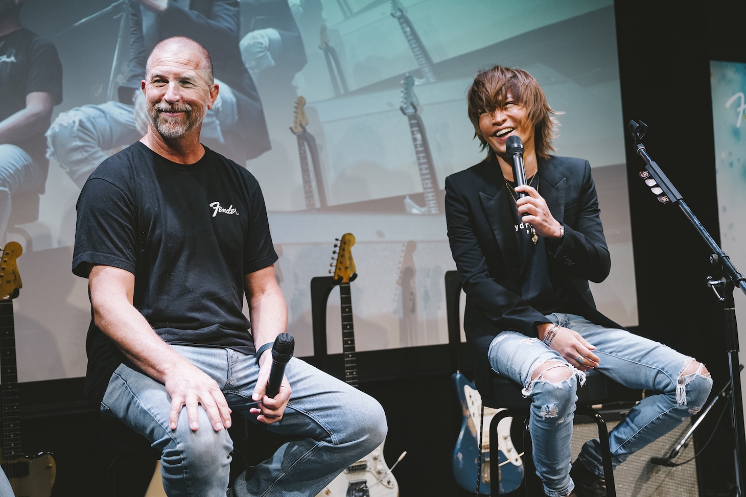 Fenderのマスタービルダーであるデニス・ガルスカとトークするINORAN（LUNA SEA）。
