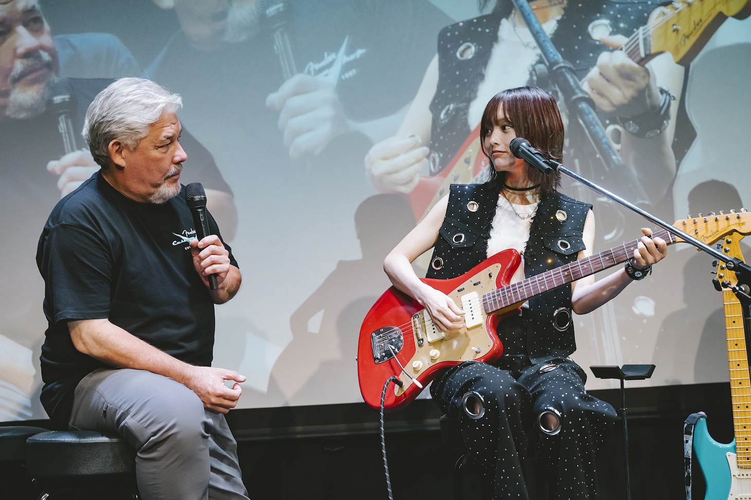 山本彩とFenderのマスタービルダーであるデヴィッド・ブラウンによる「MEET THE MASTER BUILDERS」の様子。