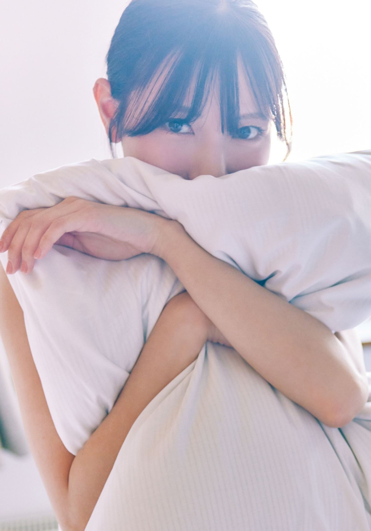 河田陽菜（日向坂46）2nd写真集「テイクオフ」紀伊國屋書店限定版の裏表紙。（Photo by SAKAI DE JUN）