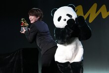 ananパンダとプリンプリンなおしりを突き合わせて喜ぶ大橋和也（なにわ男子）。