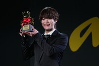 トロフィーを掲げる大橋和也（なにわ男子）。