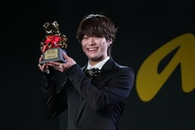 トロフィーを掲げる大橋和也（なにわ男子）。