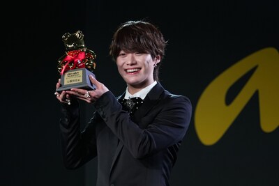 トロフィーを掲げる大橋和也（なにわ男子）。