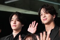 左から橋本将生、寺西拓人。