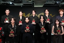 フォトセッション時に今田美桜と並んだtimelesz。