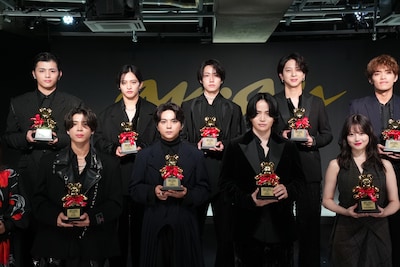 フォトセッション時に今田美桜と並んだtimelesz。