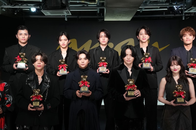 フォトセッション時に今田美桜と並んだtimelesz。