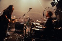 左から長谷部悠生（G）、益田英知（Dr）。（Photo by Kaito Ono）