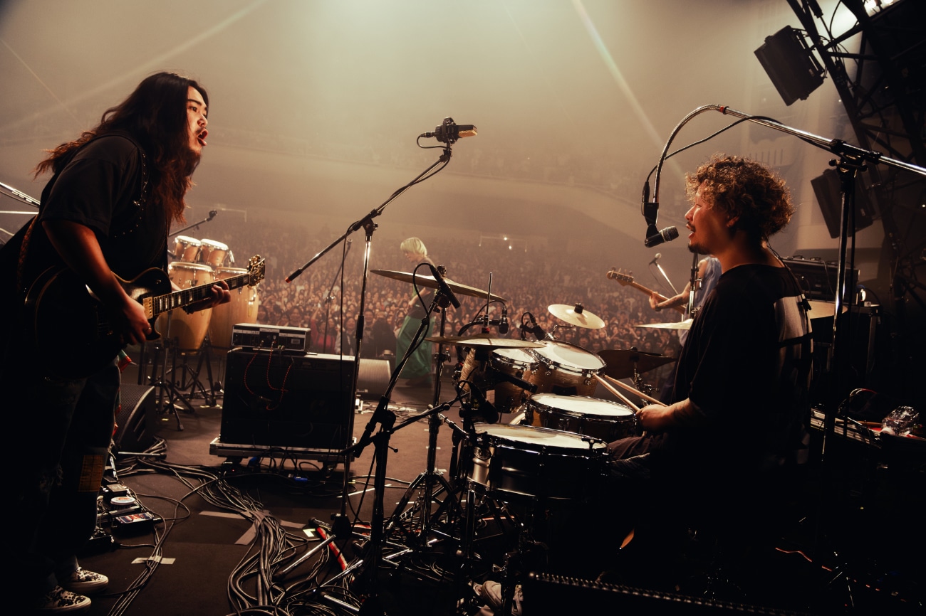 左から長谷部悠生（G）、益田英知（Dr）。（Photo by Kaito Ono）