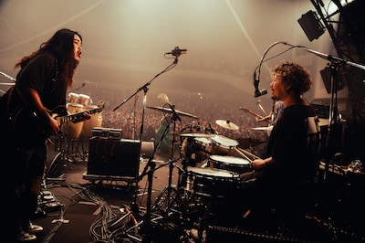 左から長谷部悠生（G）、益田英知（Dr）。（Photo by Kaito Ono）