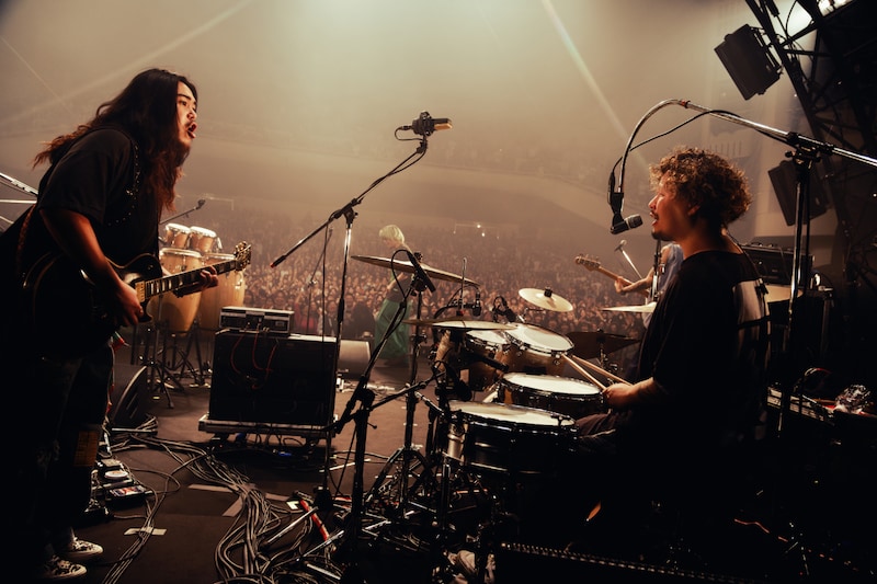 左から長谷部悠生（G）、益田英知（Dr）。（Photo by Kaito Ono）