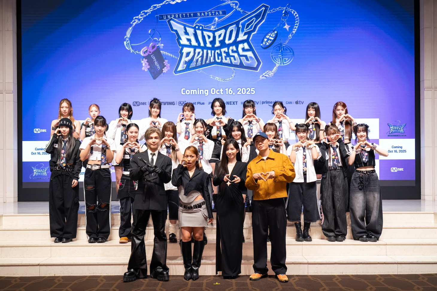 「Unpretty Rapstar : HIP POP Princess]」日本参加者とメインプロデューサーたち。©Mnet