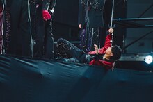 川谷絵音からのビデオメッセージに驚く武藤潤。（撮影：加賀翔［かが屋］）