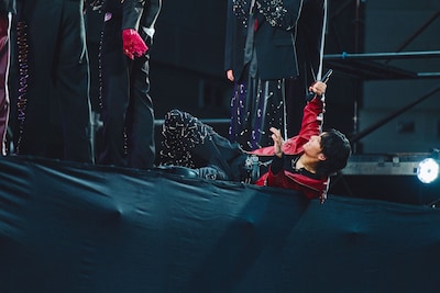 川谷絵音からのビデオメッセージに驚く武藤潤。（撮影：加賀翔［かが屋］）