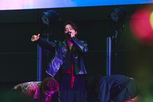 「因果応報アンチノミー」のパフォーマンスの様子。（撮影：加賀翔［かが屋］）