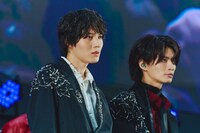 小泉光咲と杢代和人。（撮影：加賀翔［かが屋］）